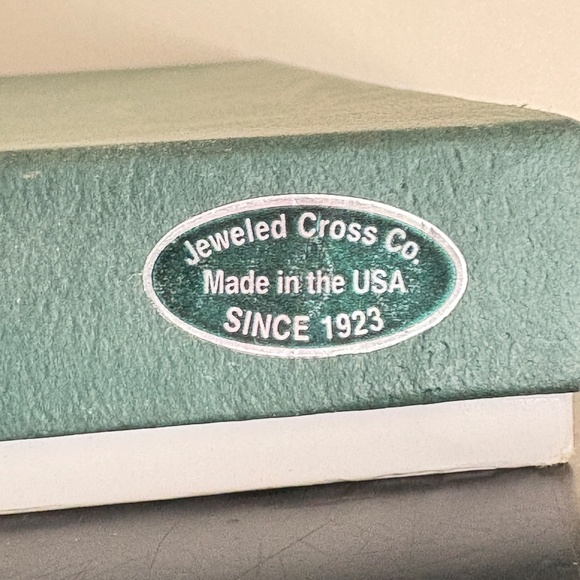 Beautiful crucifix, metal (brass?) ready to hang, vintage; in original box; USA - Picture 4 of 6